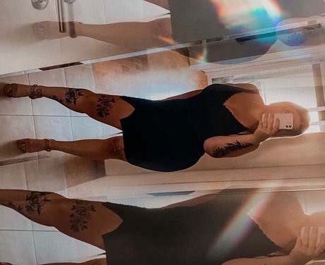 Foto di nudo di fuga di OnlyFans di Peli