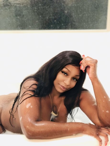 Foto di nudo di fuga di OnlyFans di Peachesncre4m