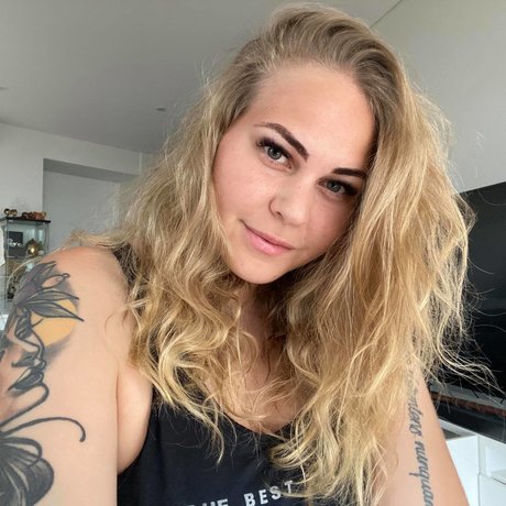 Foto di nudo di fuga di OnlyFans di Aly