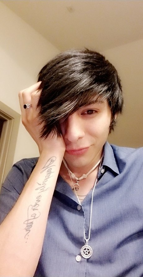 Foto di nudo di fuga di OnlyFans di Phoenix Cross