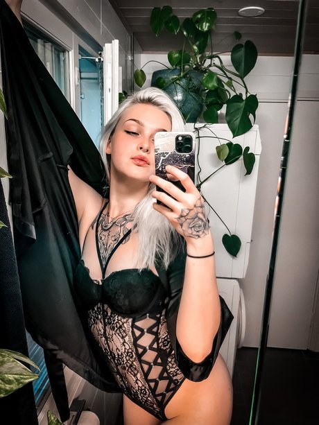 Foto di nudo di fuga di OnlyFans di Petitejenss