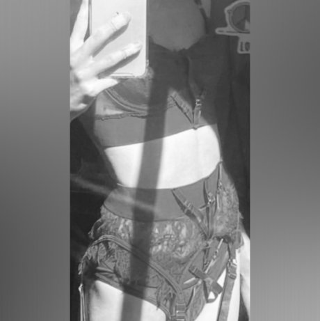 Foto di nudo di fuga di OnlyFans di Petite Brat 