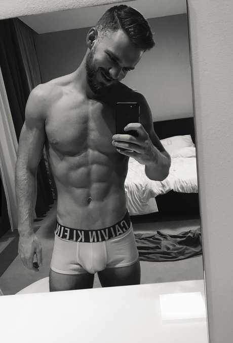 Foto di nudo di fuga di OnlyFans di Peter Vlk