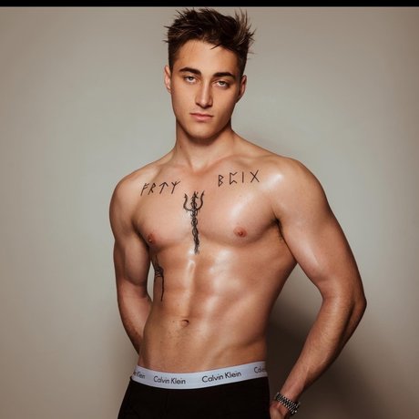 Foto di nudo di fuga di OnlyFans di  Playboij Free 