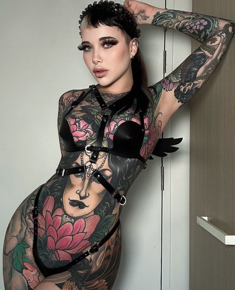 Foto di nudo di fuga di OnlyFans di Tattooed Girl Next Door