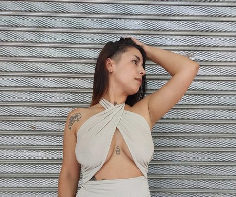 Foto di nudo di fuga di OnlyFans di Chini