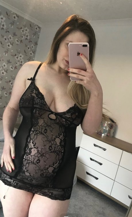 Foto di nudo di fuga di OnlyFans di Pregnant Sexy Holly