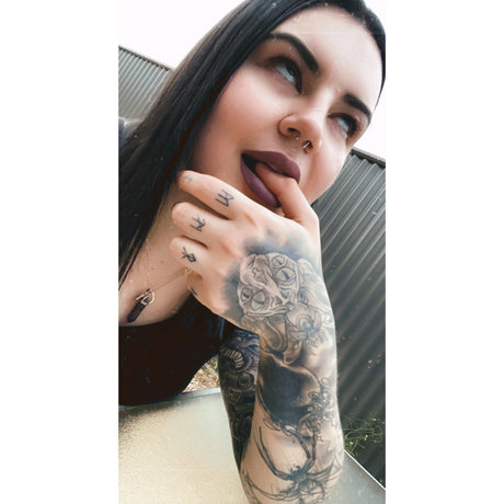 Foto di nudo di fuga di OnlyFans di Rhinestone Eyes