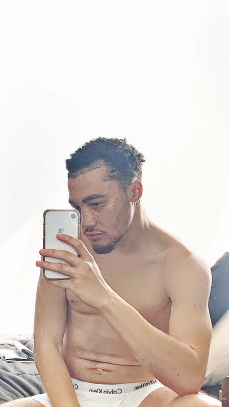 Foto di nudo di fuga di OnlyFans di Nic Laurent