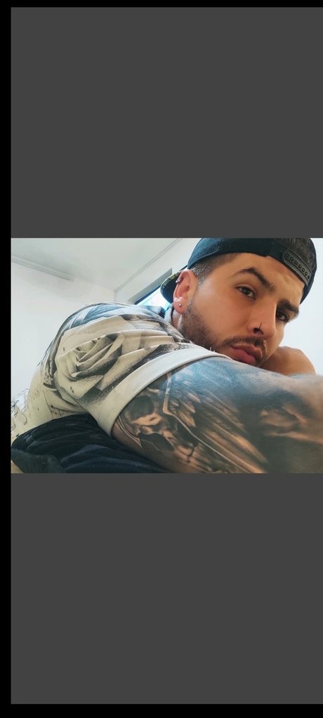 Foto di nudo di fuga di OnlyFans di Pool