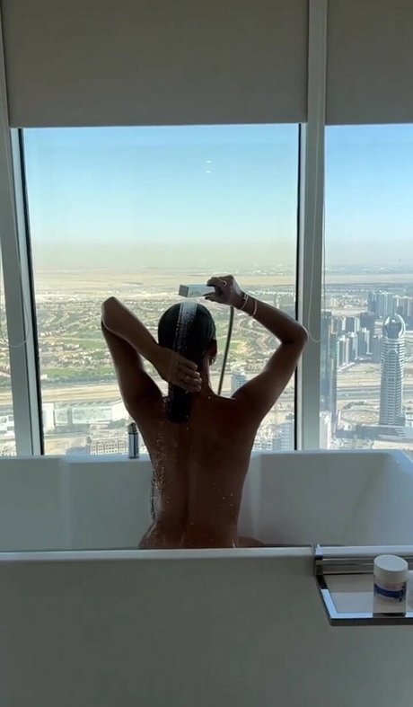 Foto di nudo di fuga di OnlyFans di Emily Shakarji