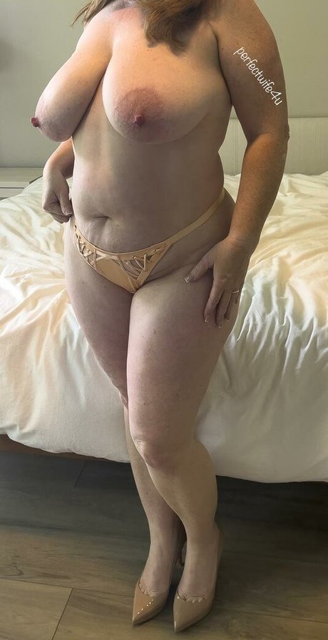 Foto di nudo di fuga di OnlyFans di The Perfect Wife