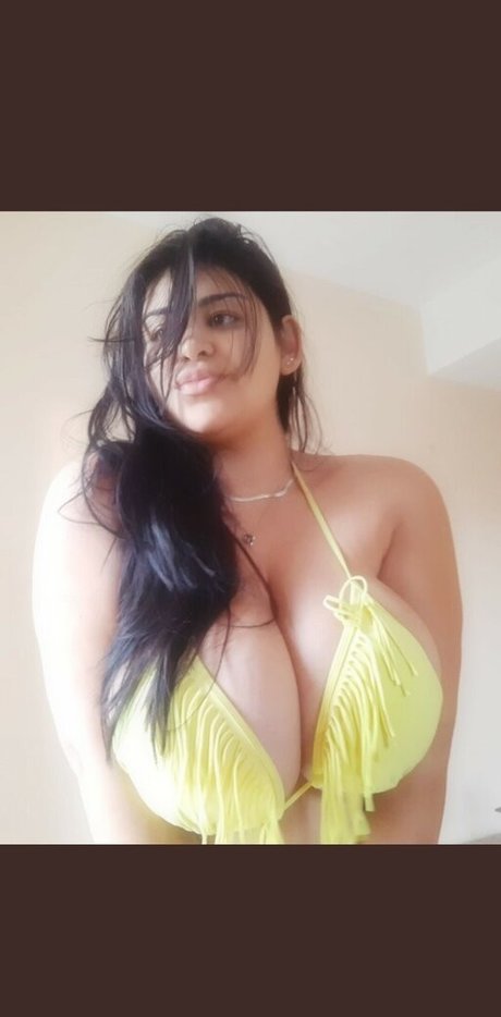 Foto di nudo di fuga di OnlyFans di Jennifer Busty Latina