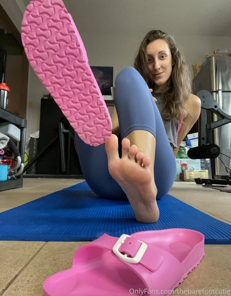 Thebarefootcutie