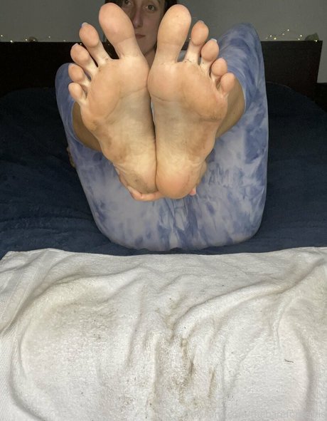 Thebarefootcutie