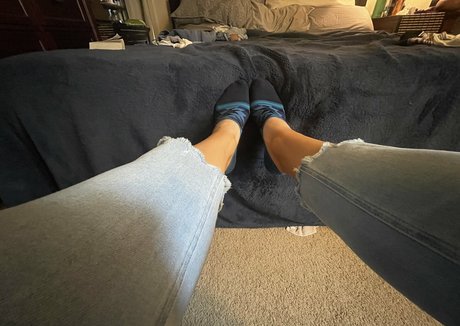 Thebarefootcutie