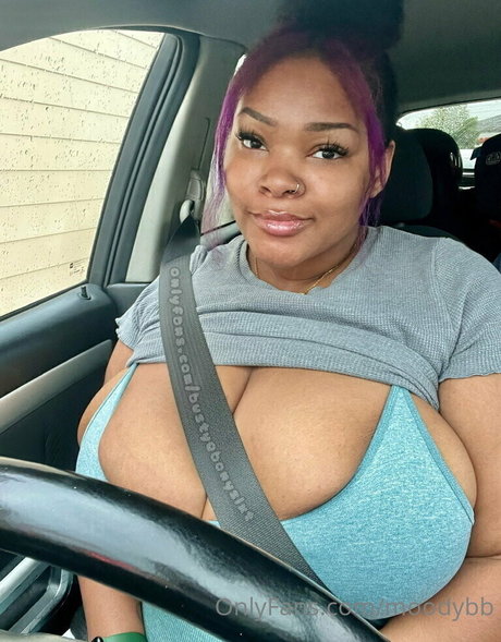 Foto di nudo di fuga di OnlyFans di Moodybb