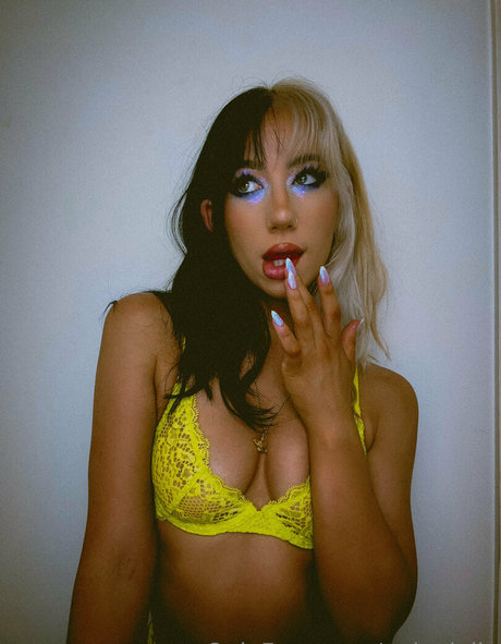 Foto di nudo di fuga di OnlyFans di Nakedella