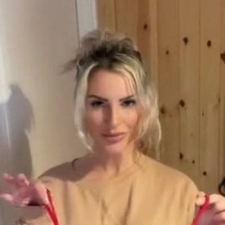 Foto di nudo di fuga di OnlyFans di Holly J Genevieve