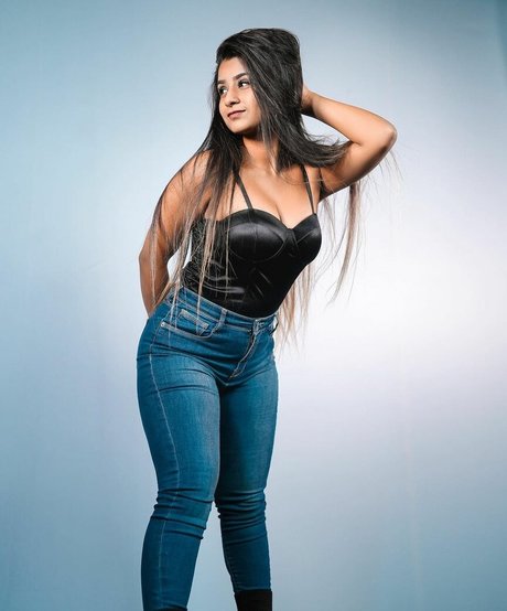 Foto di nudo di fuga di OnlyFans di Suhana Khan