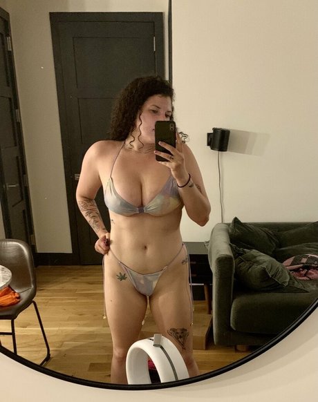 Foto di nudo di fuga di OnlyFans di Tiedyeblotter