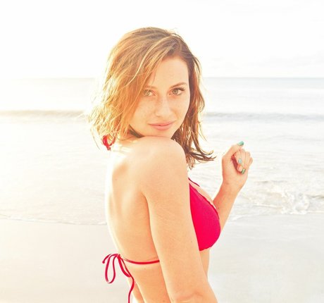 Foto di nudo di fuga di OnlyFans di Aly Michalka
