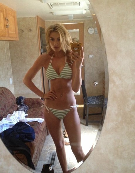 Foto di nudo di fuga di OnlyFans di Aly Michalka
