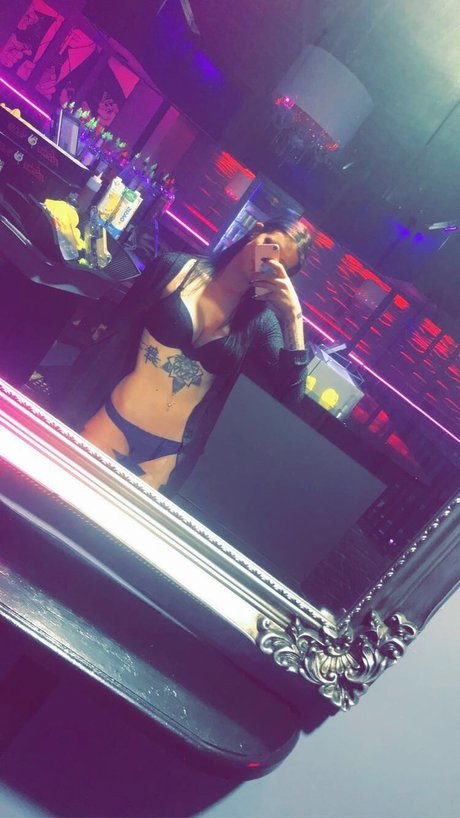 Foto di nudo di fuga di OnlyFans di Keni