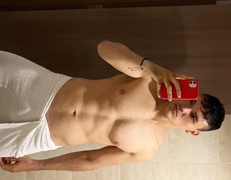 Foto di nudo di fuga di OnlyFans di Dan Matters