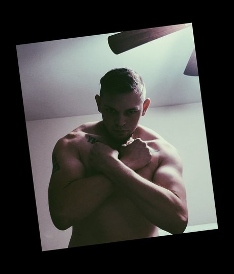 Foto di nudo di fuga di OnlyFans di Tank