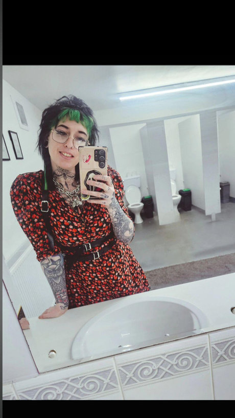 Foto di nudo di fuga di OnlyFans di D1rty Little Goth