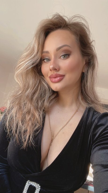 Foto di nudo di fuga di OnlyFans di Valentinne