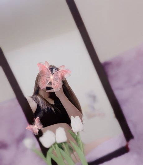 Foto di nudo di fuga di OnlyFans di Tiny Butterfly