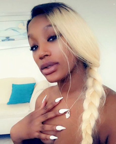 Foto di nudo di fuga di OnlyFans di Qveen