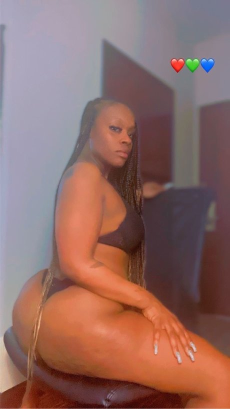 Foto di nudo di fuga di OnlyFans di Leoshia Waire