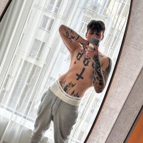 Foto di nudo di fuga di OnlyFans di Ralph Iratus Ferre