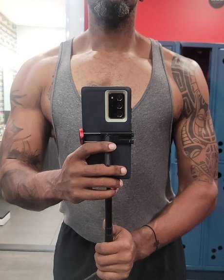 Foto di nudo di fuga di OnlyFans di Rayfitz