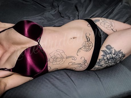 Foto di nudo di fuga di OnlyFans di Red