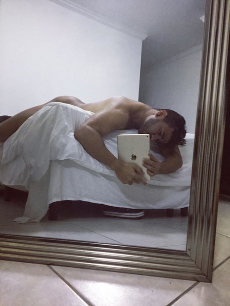 Foto di nudo di fuga di OnlyFans di Ronald Aguilera