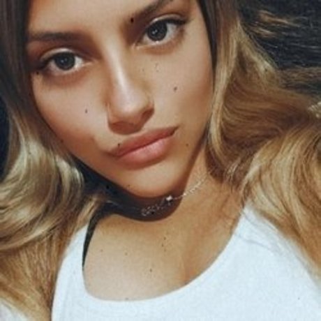 Foto di nudo di fuga di OnlyFans di Bella