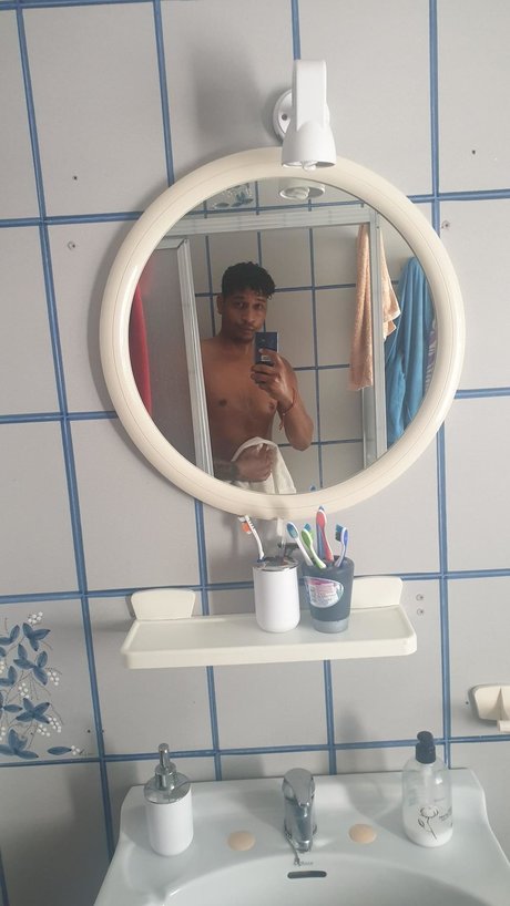 Foto di nudo di fuga di OnlyFans di Romeo Sensation
