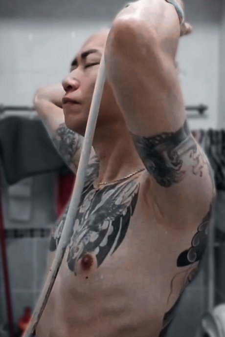 Foto di nudo di fuga di OnlyFans di  Roman James Kiew