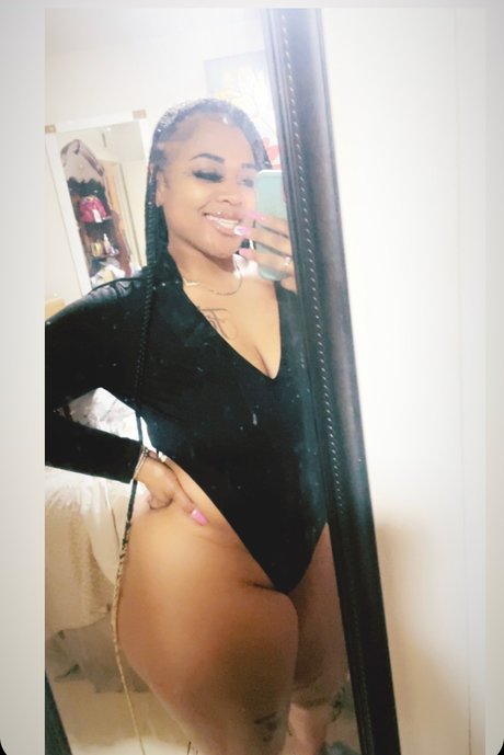 Foto di nudo di fuga di OnlyFans di Roget Dipped In Caramel 