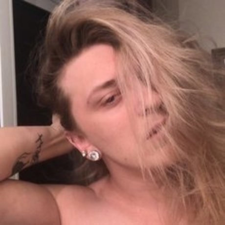 Foto di nudo di fuga di OnlyFans di Russell
