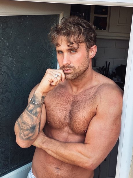 Foto di nudo di fuga di OnlyFans di Rossilino