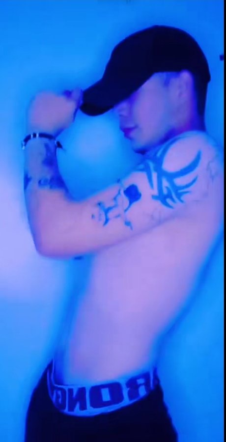 Foto di nudo di fuga di OnlyFans di Salvador Landa