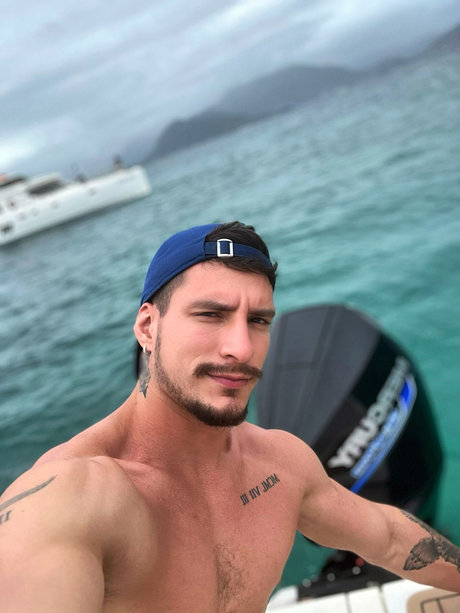 Foto di nudo di fuga di OnlyFans di More S A L V A D O R