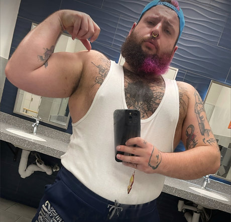 Foto di nudo di fuga di OnlyFans di Saint Dionysos
