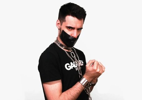 Foto di nudo di fuga di OnlyFans di Safe And Bound