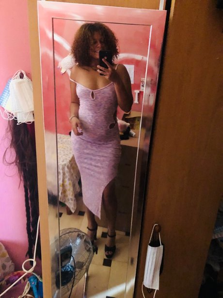 Foto di nudo di fuga di OnlyFans di Salom